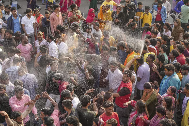 Jammu: महाशिवरात्रि पर धाम में उमड़ा श्रद्धालुओं का सैलाब Jammu: महाशिवरात्रि पर धाम में उमड़ा श्रद्धालुओं का सैलाब