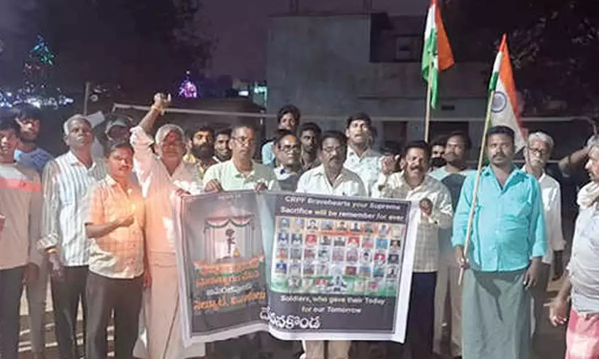 Andhra: पुलवामा शहीदों को श्रद्धांजलि दी गई Andhra: पुलवामा शहीदों को श्रद्धांजलि दी गई