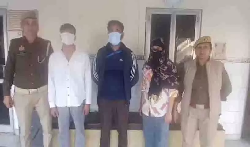 Hapur के एक शख्स ने पत्नी को प्रेमी के साथ पकड़ा, वैलेंटाइन डे पर सड़क पर झगड़ा Hapur के एक शख्स ने पत्नी को प्रेमी के साथ पकड़ा, वैलेंटाइन डे पर सड़क पर झगड़ा