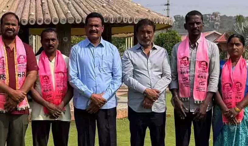 Kamareddy में BRS पार्षदों ने कांग्रेस की अफवाहों को खारिज किया Kamareddy में BRS पार्षदों ने कांग्रेस की अफवाहों को खारिज किया