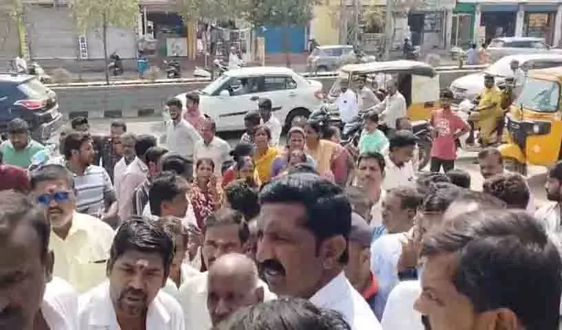 Bhubaneswar में कांग्रेस की अराजकता: वोटिंग को लेकर घरों पर बीयर की बोतलों से हमला Bhubaneswar में कांग्रेस की अराजकता: वोटिंग को लेकर घरों पर बीयर की बोतलों से हमला