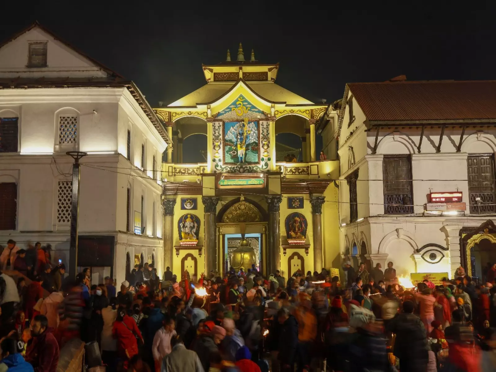 Nepal: हजारों हिंदू श्रद्धालु महाशिवरात्रि के अवसर पर काठमांडू में पशुपतिनाथ पहुंचे Nepal: हजारों हिंदू श्रद्धालु महाशिवरात्रि के अवसर पर काठमांडू में पशुपतिनाथ पहुंचे