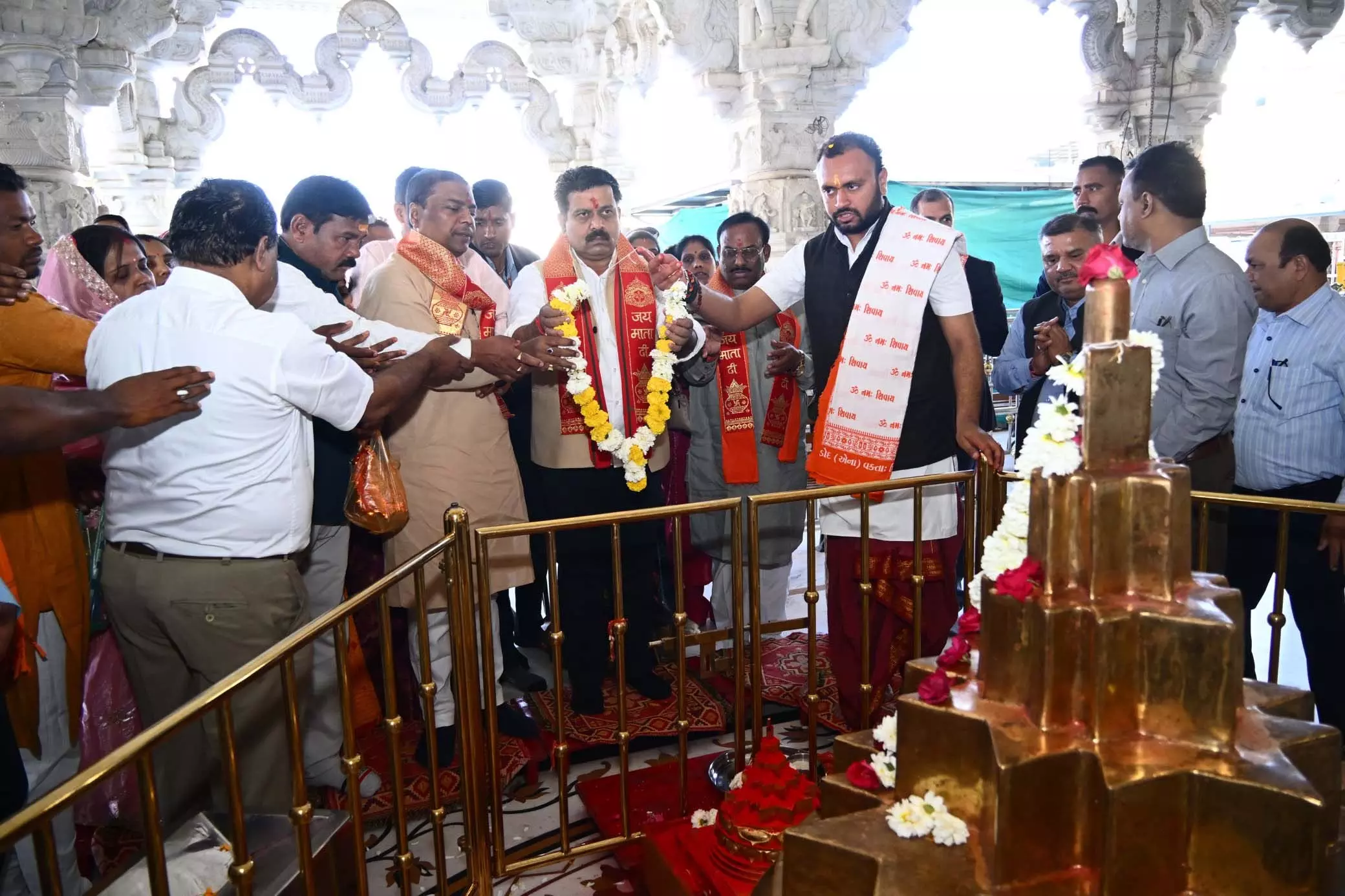 महाशिवरात्रि पर अम्बाजी मंदिर में गृहमंत्री विजय शर्मा ने की पूजा-अर्चना महाशिवरात्रि पर अम्बाजी मंदिर में गृहमंत्री विजय शर्मा ने की पूजा-अर्चना
