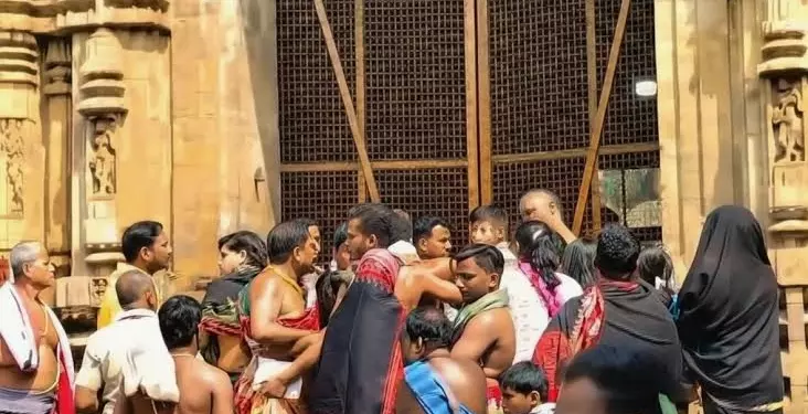 महाशिवरात्रि के मौके पर लिंगराज मंदिर के अंदर हाथापाई की खबर महाशिवरात्रि के मौके पर लिंगराज मंदिर के अंदर हाथापाई की खबर