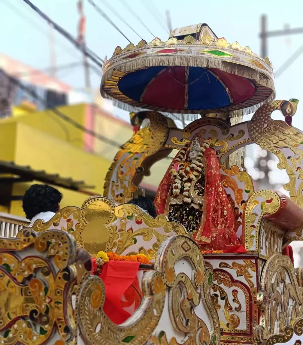 उत्कल बस्ती में भव्य कलश यात्रा, माता रानी एवं देवी-देवताओं की मूर्तियों की स्थापना उत्कल बस्ती में भव्य कलश यात्रा, माता रानी एवं देवी-देवताओं की मूर्तियों की स्थापना