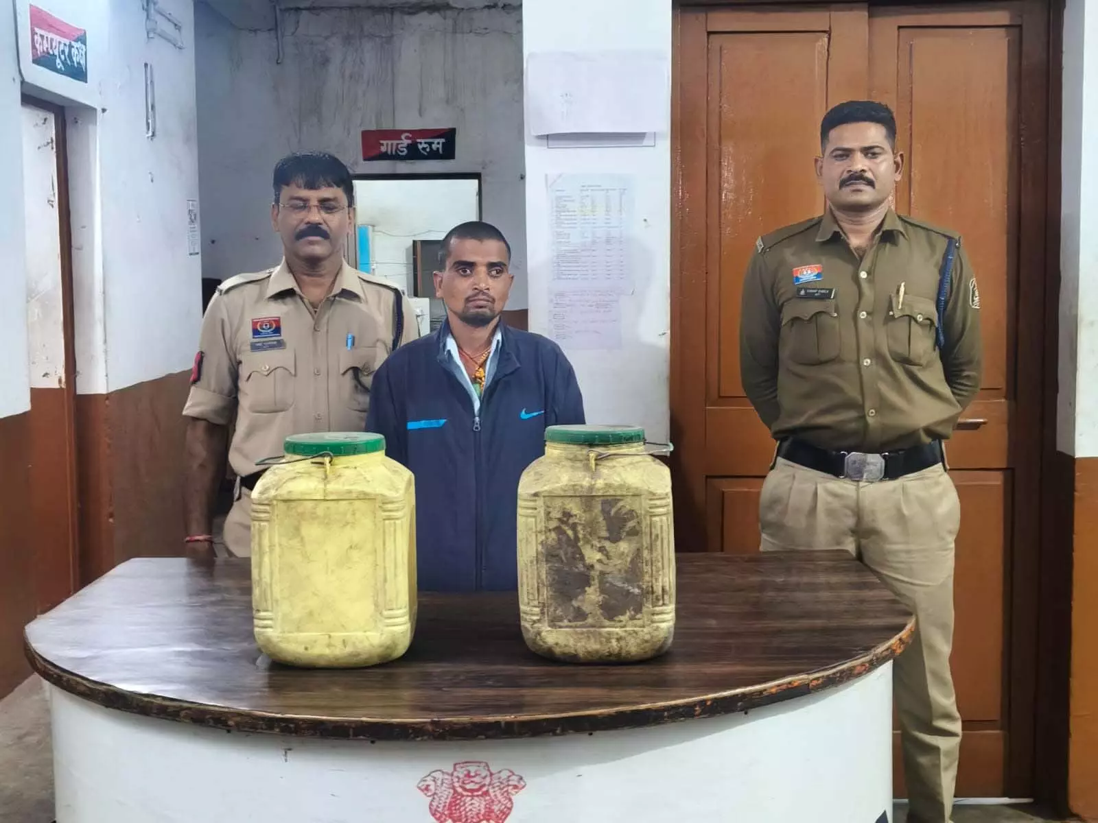 CG: कोनी थाना में 30 लीटर महुआ शराब के साथ आरोपी गिरफ्तार CG: कोनी थाना में 30 लीटर महुआ शराब के साथ आरोपी गिरफ्तार