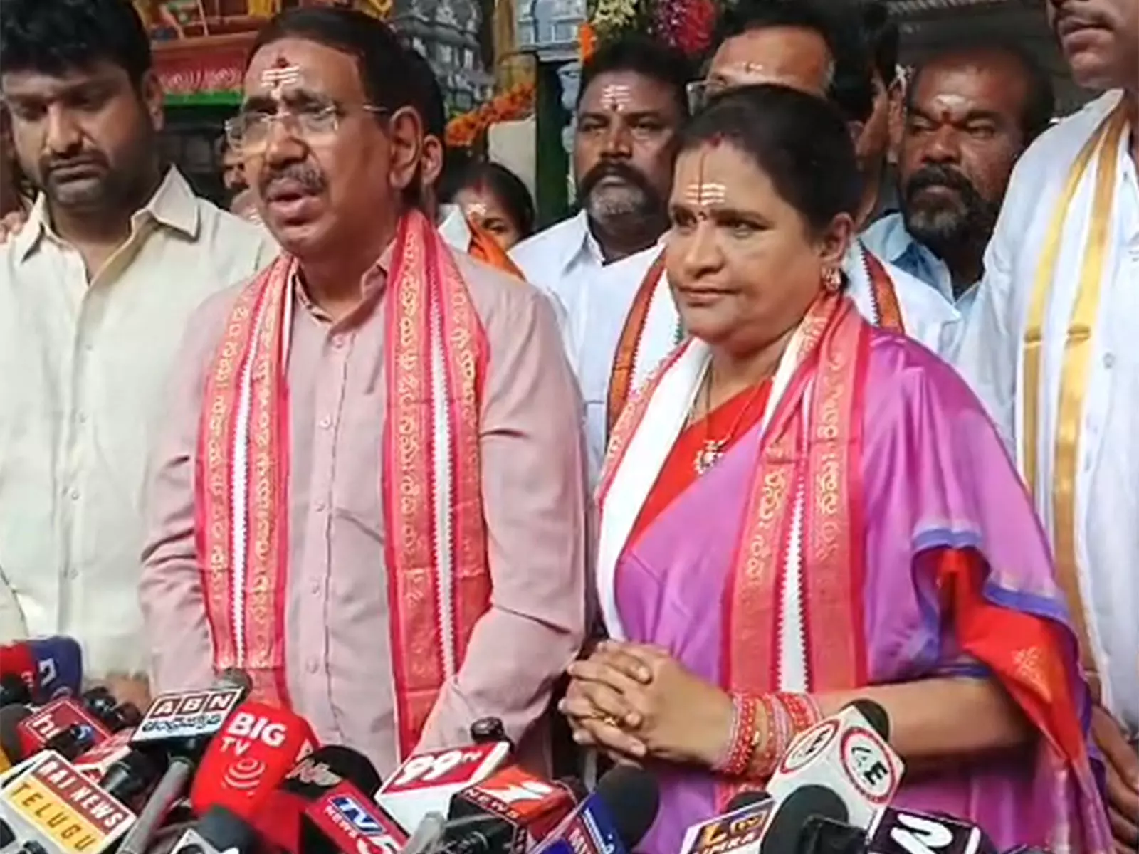 Andhra Pradesh के मंत्री पोंगुरु नारायण ने अपनी पत्नी के साथ महाशिवरात्रि समारोह में भाग लिया Andhra Pradesh के मंत्री पोंगुरु नारायण ने अपनी पत्नी के साथ महाशिवरात्रि समारोह में भाग लिया