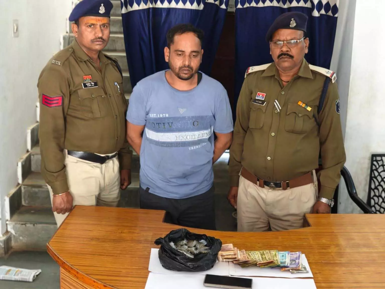 रतनपुर में किराना दुकान से 225 ग्राम गांजा जब्त, आरोपी अरविंद जैन गिरफ्तार रतनपुर में किराना दुकान से 225 ग्राम गांजा जब्त, आरोपी अरविंद जैन गिरफ्तार