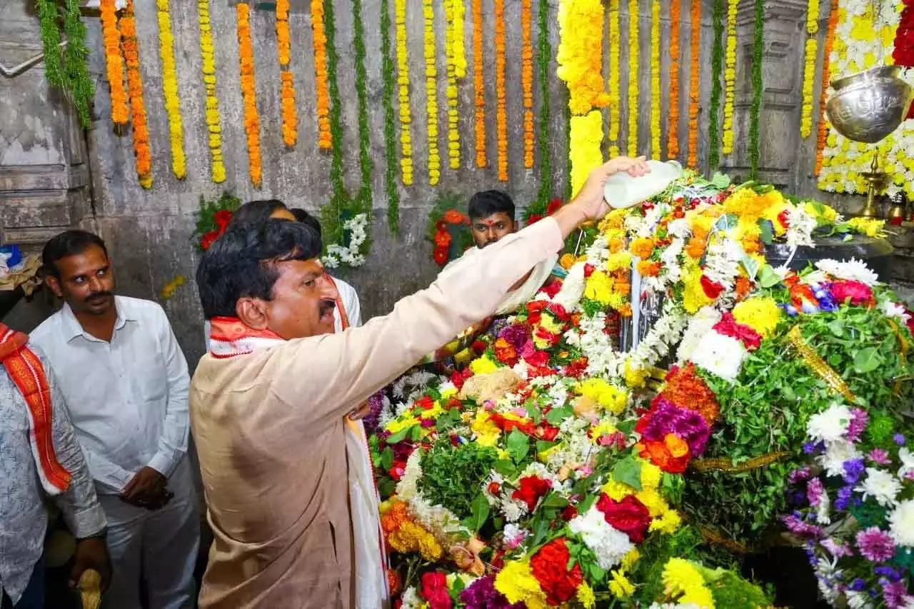 पोंगुलेटी श्रीनिवास रेड्डी ने Maha Shivaratri पर तेलंगाना की खुशहाली की प्रार्थना की पोंगुलेटी श्रीनिवास रेड्डी ने Maha Shivaratri पर तेलंगाना की खुशहाली की प्रार्थना की