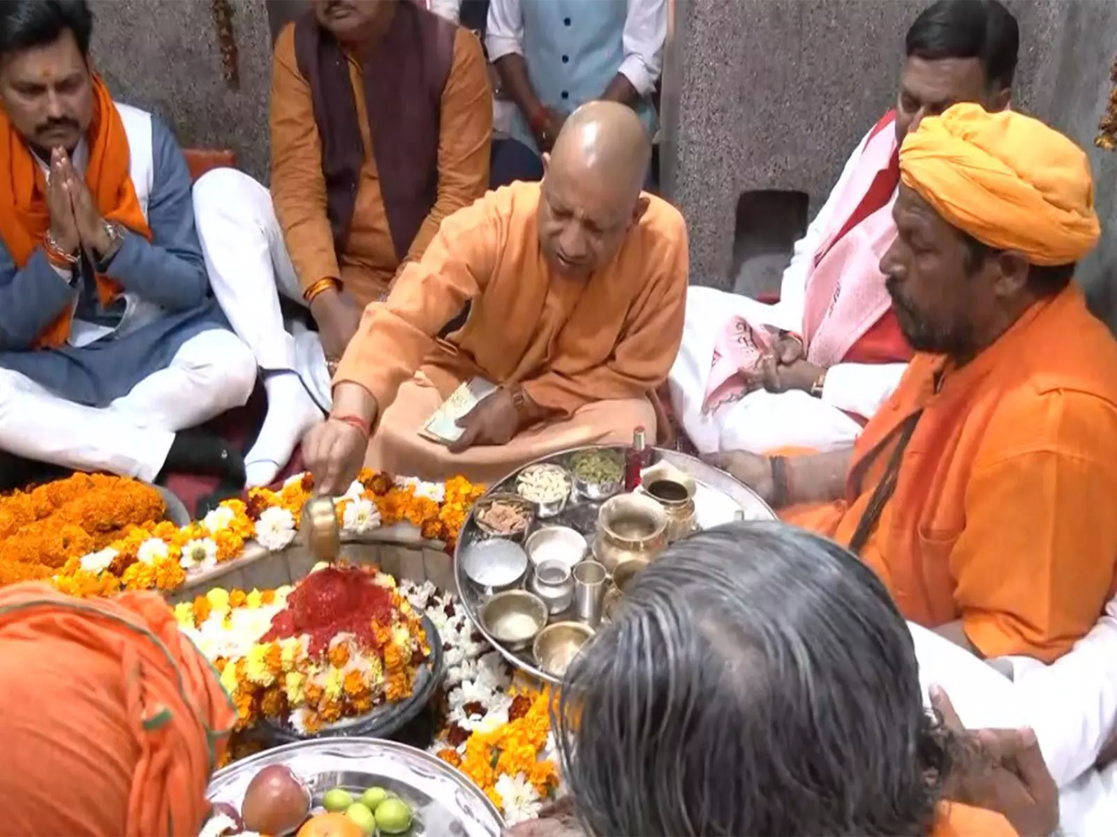 CM योगी आदित्यनाथ ने महाशिवरात्रि पर गोरखपुर के बरोहिया शिव मंदिर में रुद्राभिषेक किया CM योगी आदित्यनाथ ने महाशिवरात्रि पर गोरखपुर के बरोहिया शिव मंदिर में रुद्राभिषेक किया