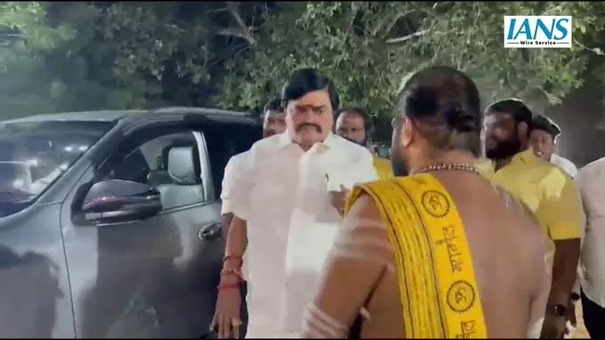 महा शिवरात्रि पर AIADMK के पूर्व मंत्री K.T. Rajendrabalaji ने Arulmigu Sri Thavasilingaswamy मंदिर का किया दर्शन महा शिवरात्रि पर AIADMK के पूर्व मंत्री K.T. Rajendrabalaji ने Arulmigu Sri Thavasilingaswamy मंदिर का किया दर्शन
