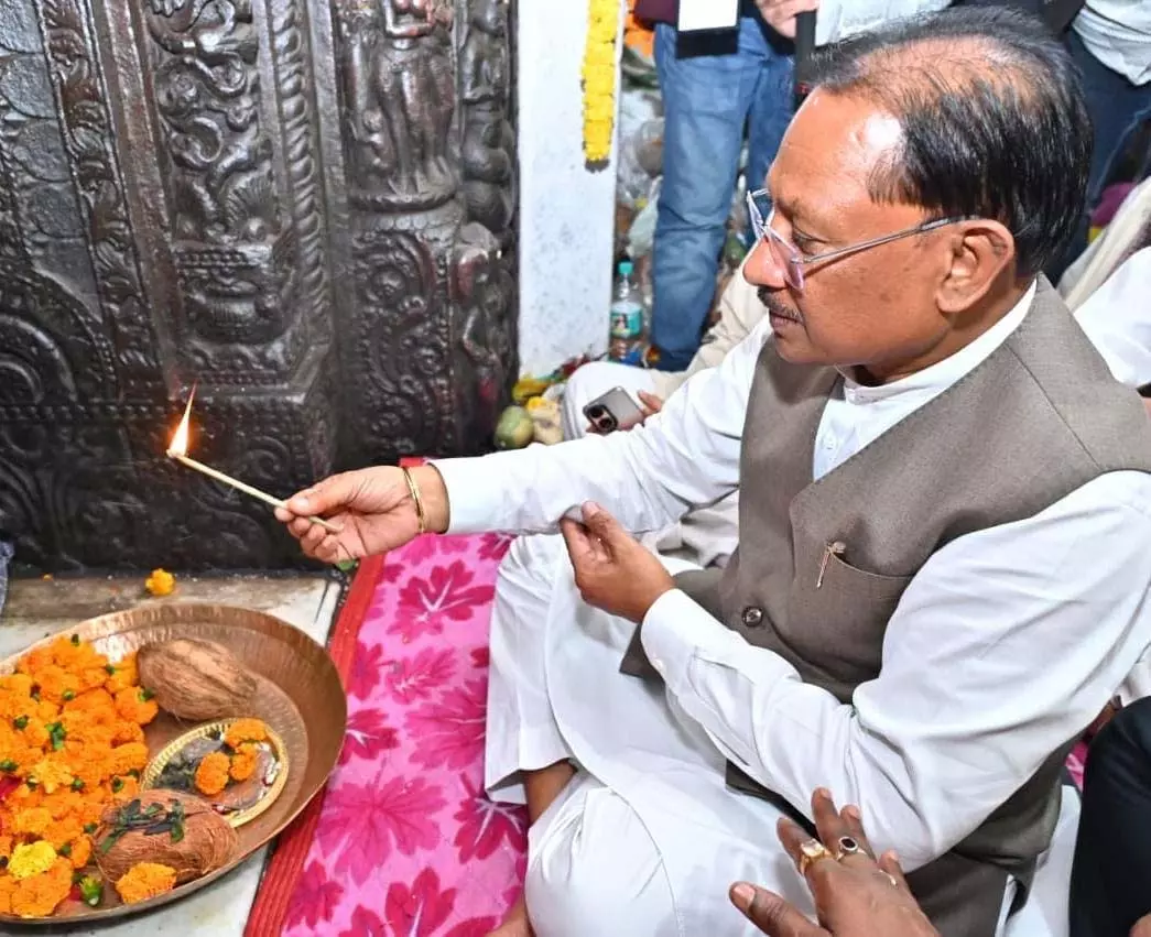 मुख्यमंत्री विष्णुदेव साय ने भगवान राजीव लोचन एवं कुलेश्वरनाथ महादेव मंदिर में की पूजा अर्चना मुख्यमंत्री विष्णुदेव साय ने भगवान राजीव लोचन एवं कुलेश्वरनाथ महादेव मंदिर में की पूजा अर्चना
