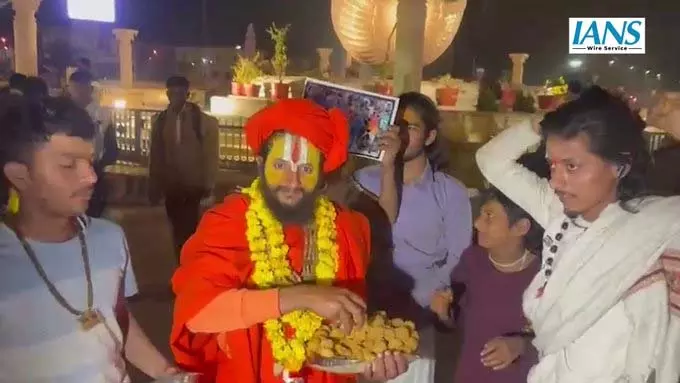 अयोध्या में भारत की जीत का जश्न, लता मंगेशकर चौक पर संतों ने बांटी मिठाई अयोध्या में भारत की जीत का जश्न, लता मंगेशकर चौक पर संतों ने बांटी मिठाई