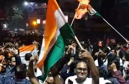 भारत की जीत पर देश में जश्न का माहौल, लोगों ने टीम इंडिया को दी बधाई भारत की जीत पर देश में जश्न का माहौल, लोगों ने टीम इंडिया को दी बधाई