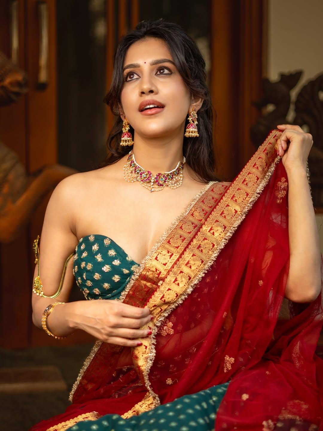 नाभा नतेश का सिजलिंग लुक