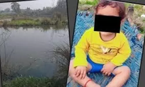 Greater Noida: पानी भरे गड्ढे में डूबकर 3 साल के मासूम की मौत Greater Noida: पानी भरे गड्ढे में डूबकर 3 साल के मासूम की मौत