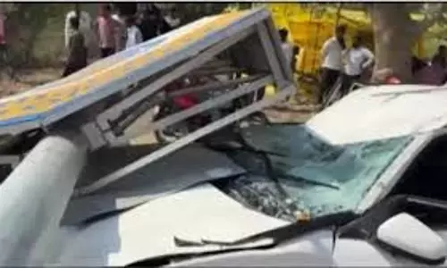 Amethi: चलती कार पर गिरा भारत पेट्रोलियम का पोलबोर्ड, सपा नेता की मौत