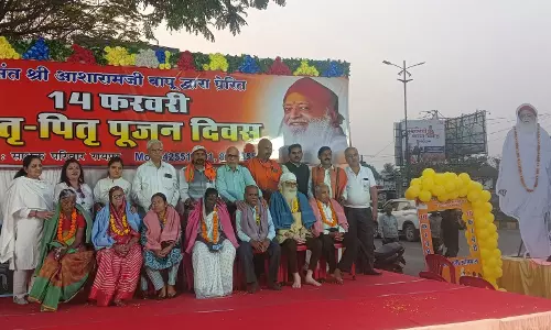 पूजे गए माता पिता, छलके प्रेमाश्रु...
