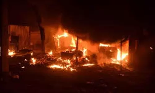 Dhanbad: सब्जी मार्केट में लगी भीषण आग, दुकानें खाक Dhanbad: सब्जी मार्केट में लगी भीषण आग, दुकानें खाक