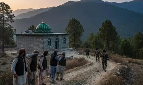 Jammu-Kashmir: संदिग्धों के पास हथियार, दहशत फैली Jammu-Kashmir: संदिग्धों के पास हथियार, दहशत फैली