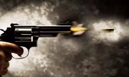 Bihar: अपराधियों ने सरेआम दो युवकों पर की फायरिंग, अफरा-तफरी