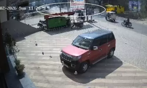 OMG! बड़ा हादसा LIVE वीडियो...चलती कार पर गिरा पोल, नेता की मौत