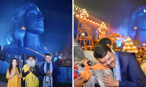 Maharashtra CM तमिलनाडु के कोयंबटूर में ईशा योग सेंटर में महाशिवरात्रि समारोह में शामिल हुए