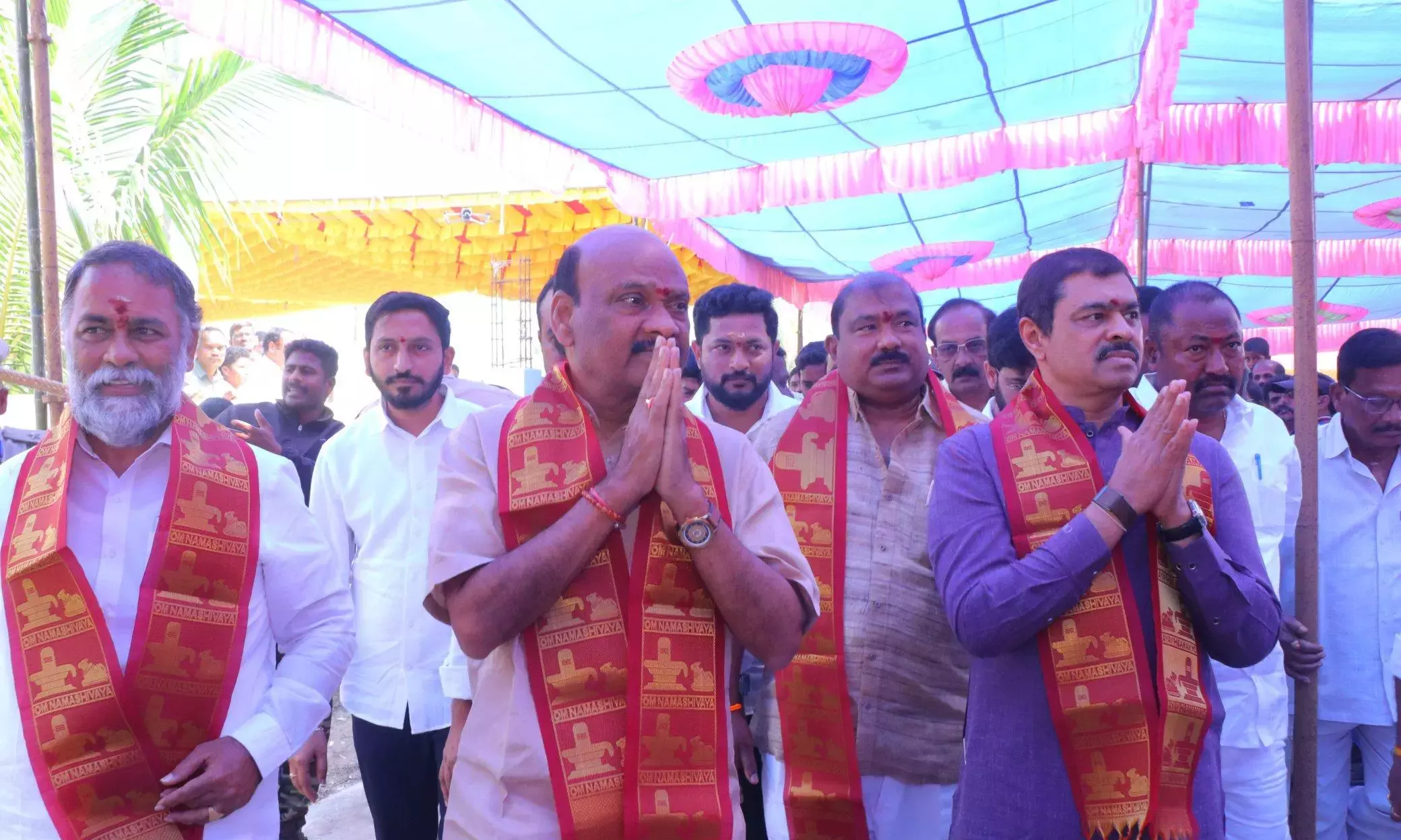 Andhra: स्पीकर और नेताओं ने शिवरात्रि की रस्मों में हिस्सा लिया Andhra: स्पीकर और नेताओं ने शिवरात्रि की रस्मों में हिस्सा लिया