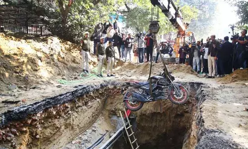 Delhi बाइकर की मौत: परिवार ने जनकपुरी में विरोध प्रदर्शन किया; न्याय और मुआवज़े की मांग की Delhi बाइकर की मौत: परिवार ने जनकपुरी में विरोध प्रदर्शन किया; न्याय और मुआवज़े की मांग की