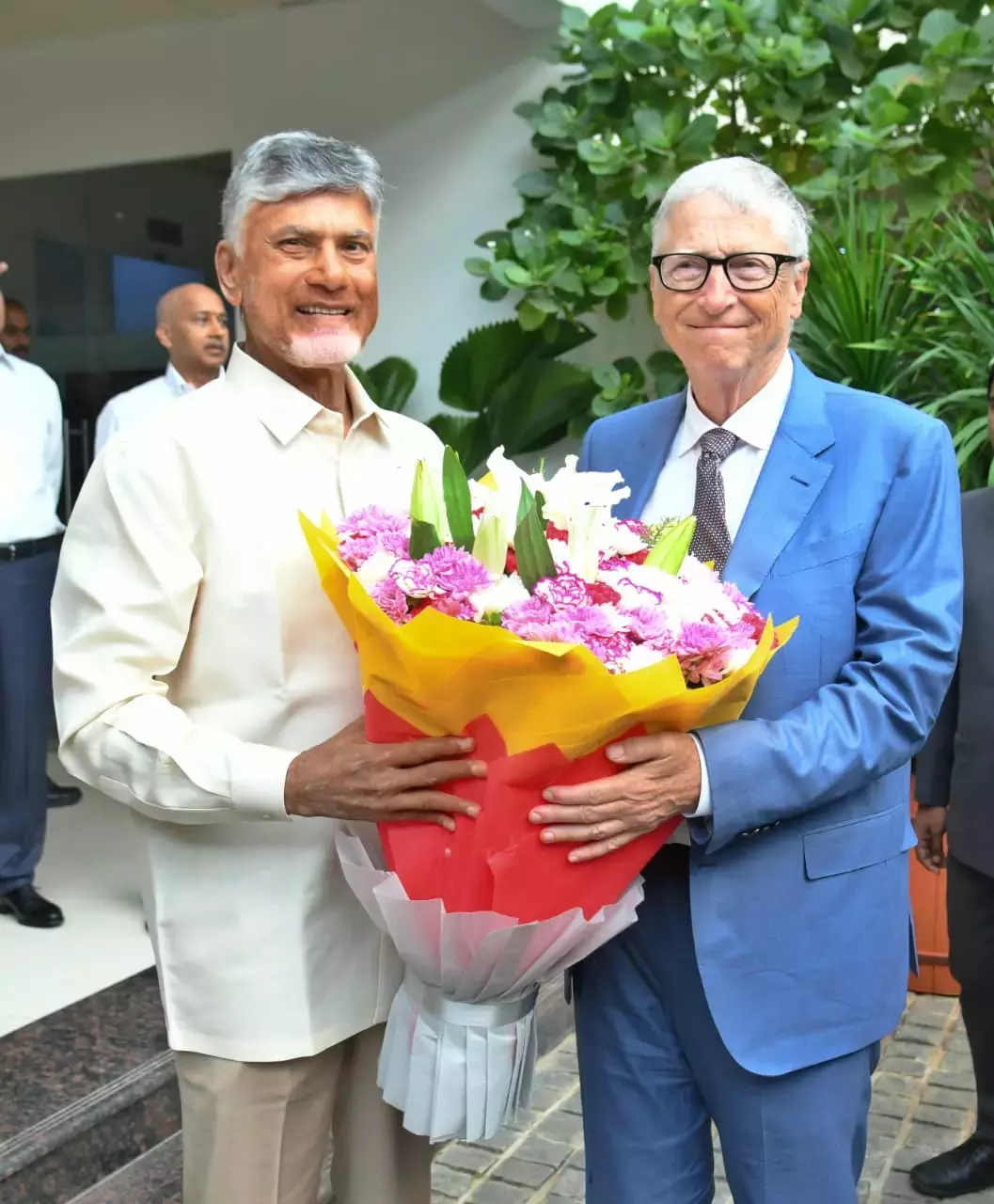 Andhra: नायडू ने आंध्र प्रदेश सचिवालय में बिल गेट्स का स्वागत किया