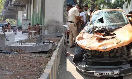 Mulund मेट्रो पैरापेट हादसा: पांच लोग 18 फरवरी तक पुलिस कस्टडी में, 2 अधिकारी फरार Mulund मेट्रो पैरापेट हादसा: पांच लोग 18 फरवरी तक पुलिस कस्टडी में, 2 अधिकारी फरार