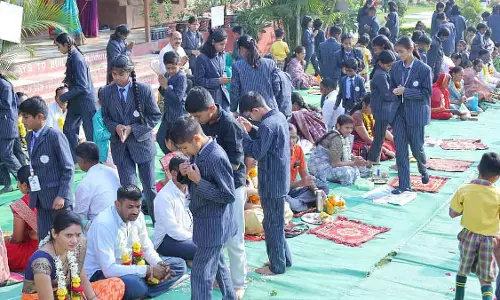 Chhatrapati संभाजीनगर में मातृ-पितृ पूजन दिवस पर छात्रों ने माता-पिता की पूजा की Chhatrapati संभाजीनगर में मातृ-पितृ पूजन दिवस पर छात्रों ने माता-पिता की पूजा की