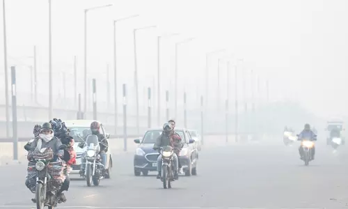Delhi-NCR  की हवा की गुणवत्ता खराब बनी हुई है, AQI 214 पर