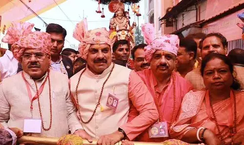 MP : मुख्यमंत्री मोहन यादव ने भोपाल में शिव बारात का रथ खींचा