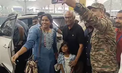 Chennai एयरपोर्ट पर फैंस ने रजनीकांत का शॉल ओढ़ाकर स्वागत किया Chennai एयरपोर्ट पर फैंस ने रजनीकांत का शॉल ओढ़ाकर स्वागत किया