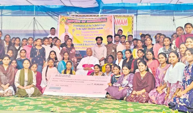Telangana: खम्मम बिशप ने 795 स्टूडेंट्स को स्कॉलरशिप चेक बांटे Telangana: खम्मम बिशप ने 795 स्टूडेंट्स को स्कॉलरशिप चेक बांटे