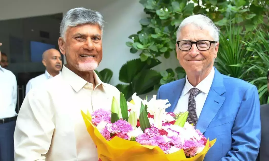 नायडू ने Andhra प्रदेश सचिवालय में बिल गेट्स का स्वागत किया
