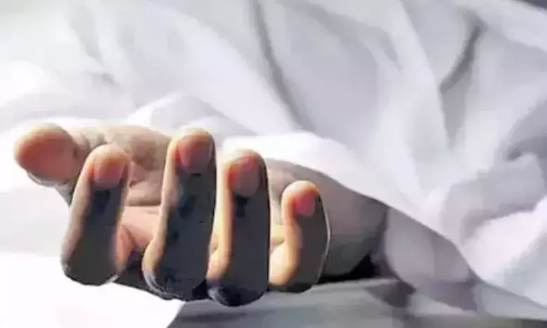 Dubai में मारे गए वर्कर के शव के साथ रिश्तेदारों ने किया प्रदर्शन Dubai में मारे गए वर्कर के शव के साथ रिश्तेदारों ने किया प्रदर्शन