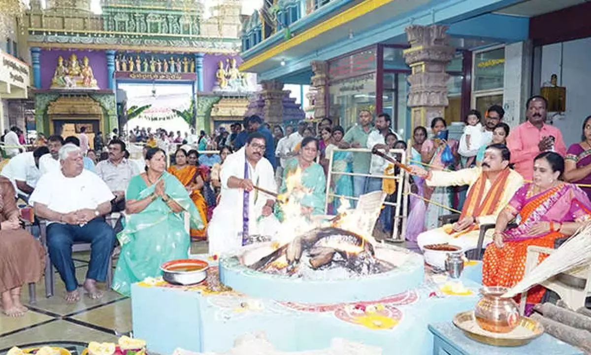 Andhra: हजारों लोग मंदिरों में उमड़े Andhra: हजारों लोग मंदिरों में उमड़े