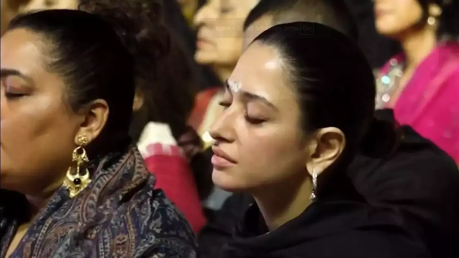Tamannaah भाटिया ने ईशा फाउंडेशन में महाशिवरात्रि समारोह में भक्ति भाव से नृत्य किया Tamannaah भाटिया ने ईशा फाउंडेशन में महाशिवरात्रि समारोह में भक्ति भाव से नृत्य किया