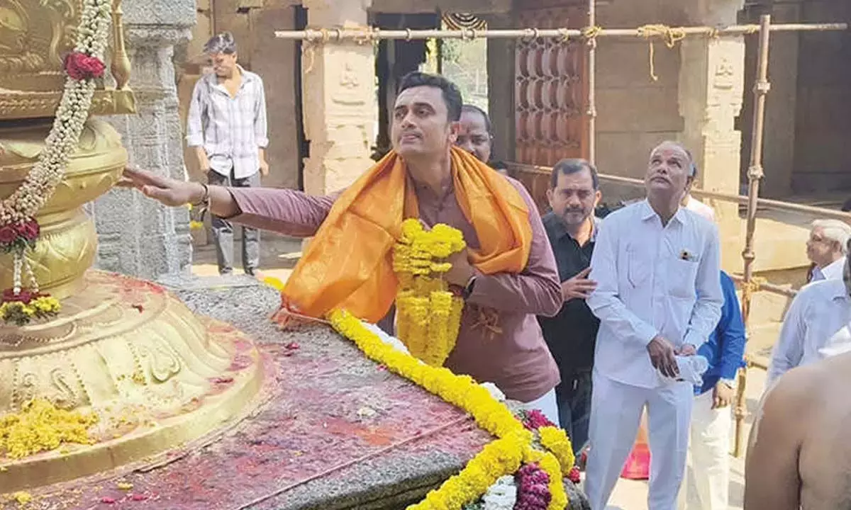 Andhra: कलेक्टर ने महाशिवरात्रि समारोह में भाग लिया Andhra: कलेक्टर ने महाशिवरात्रि समारोह में भाग लिया