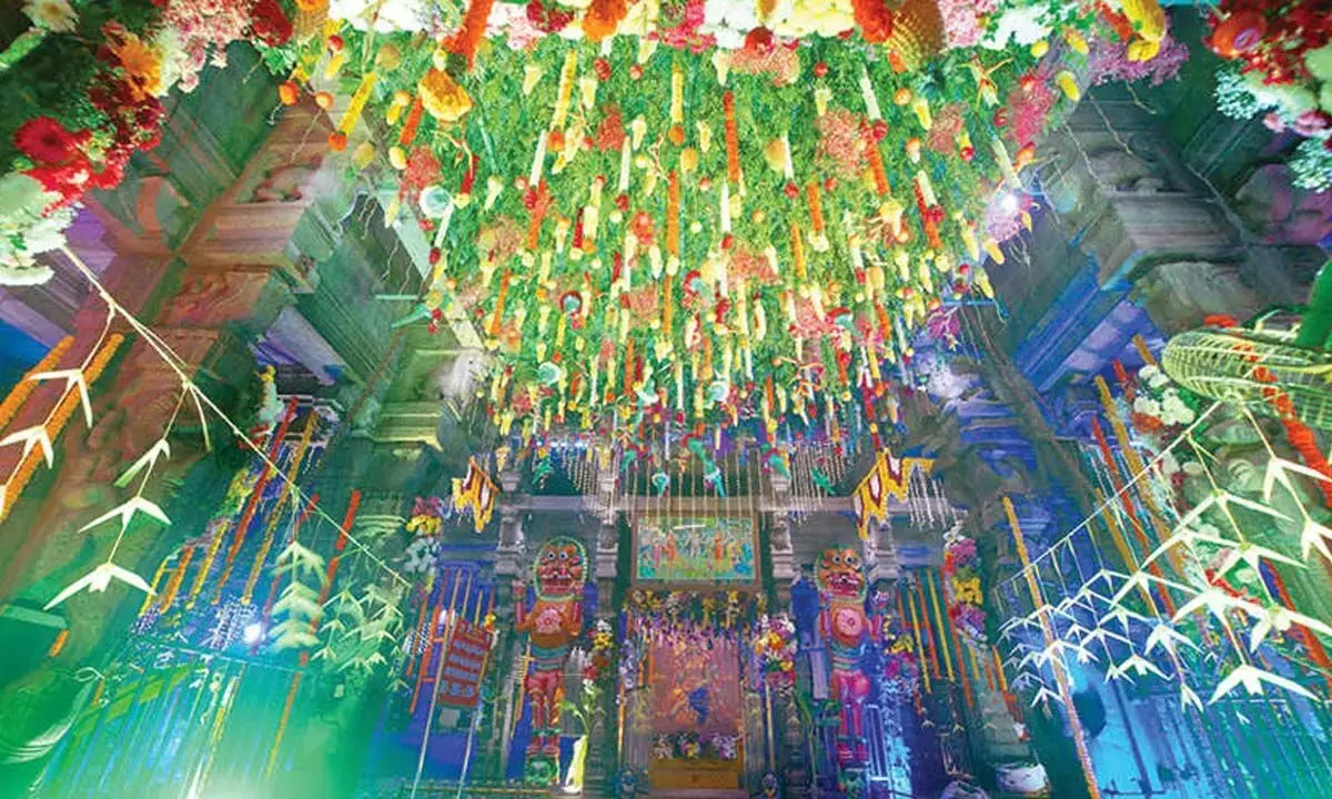Andhra: महाशिवरात्रि पर श्रीकालहस्ती मंदिर में भारी भीड़ Andhra: महाशिवरात्रि पर श्रीकालहस्ती मंदिर में भारी भीड़