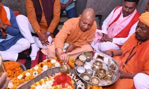 Gorakhpur: सीएम ने भोलेनाथ की पूजा कर की मंगलकामना Gorakhpur: सीएम ने भोलेनाथ की पूजा कर की मंगलकामना