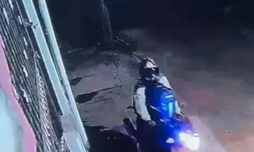 Karnataka : चोरों ने रंगोली बना रही एक गृहिणी की शादी की अंगूठी छीन ली Karnataka : चोरों ने रंगोली बना रही एक गृहिणी की शादी की अंगूठी छीन ली