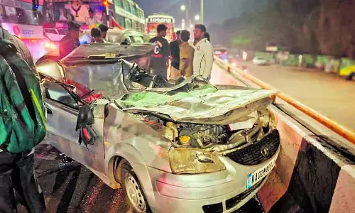 Karnataka : रात में लंबी ड्राइव के बाद हुए एक दर्दनाक हादसे में पांच युवकों की मौत हो गई Karnataka : रात में लंबी ड्राइव के बाद हुए एक दर्दनाक हादसे में पांच युवकों की मौत हो गई