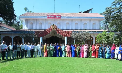 राज्यपाल के गोद ग्राम टेमरी के ग्रामीणों ने किया लोकभवन का भ्रमण