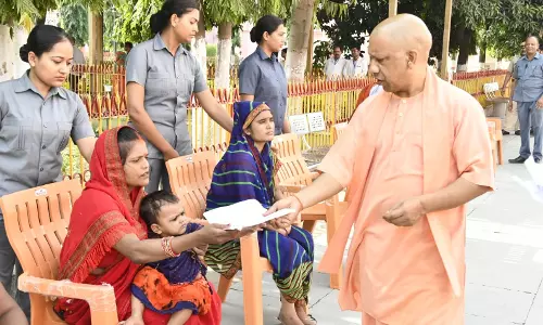 Lucknow: जनता दरबार में पहुंचे फरियादी, त्वरित निर्देश जारी