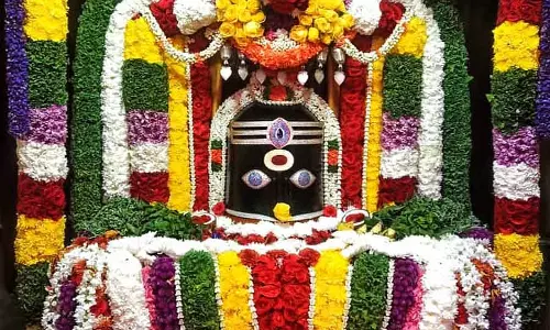 Karnataka : महाशिवरात्रि में मंदिरों में उमड़ी भीड़ Karnataka : महाशिवरात्रि में मंदिरों में उमड़ी भीड़