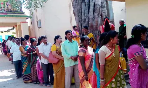 Malur : दर्शन के लिए भक्तों की कतार लगी Malur : दर्शन के लिए भक्तों की कतार लगी