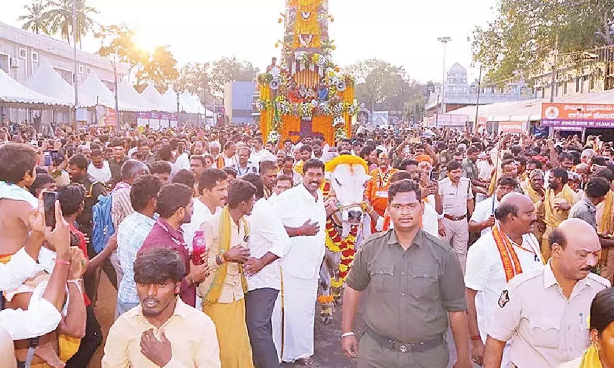 Andhra: महाशिवरात्रि पर ब्रह्मोत्सव धूमधाम से मनाया गया Andhra: महाशिवरात्रि पर ब्रह्मोत्सव धूमधाम से मनाया गया